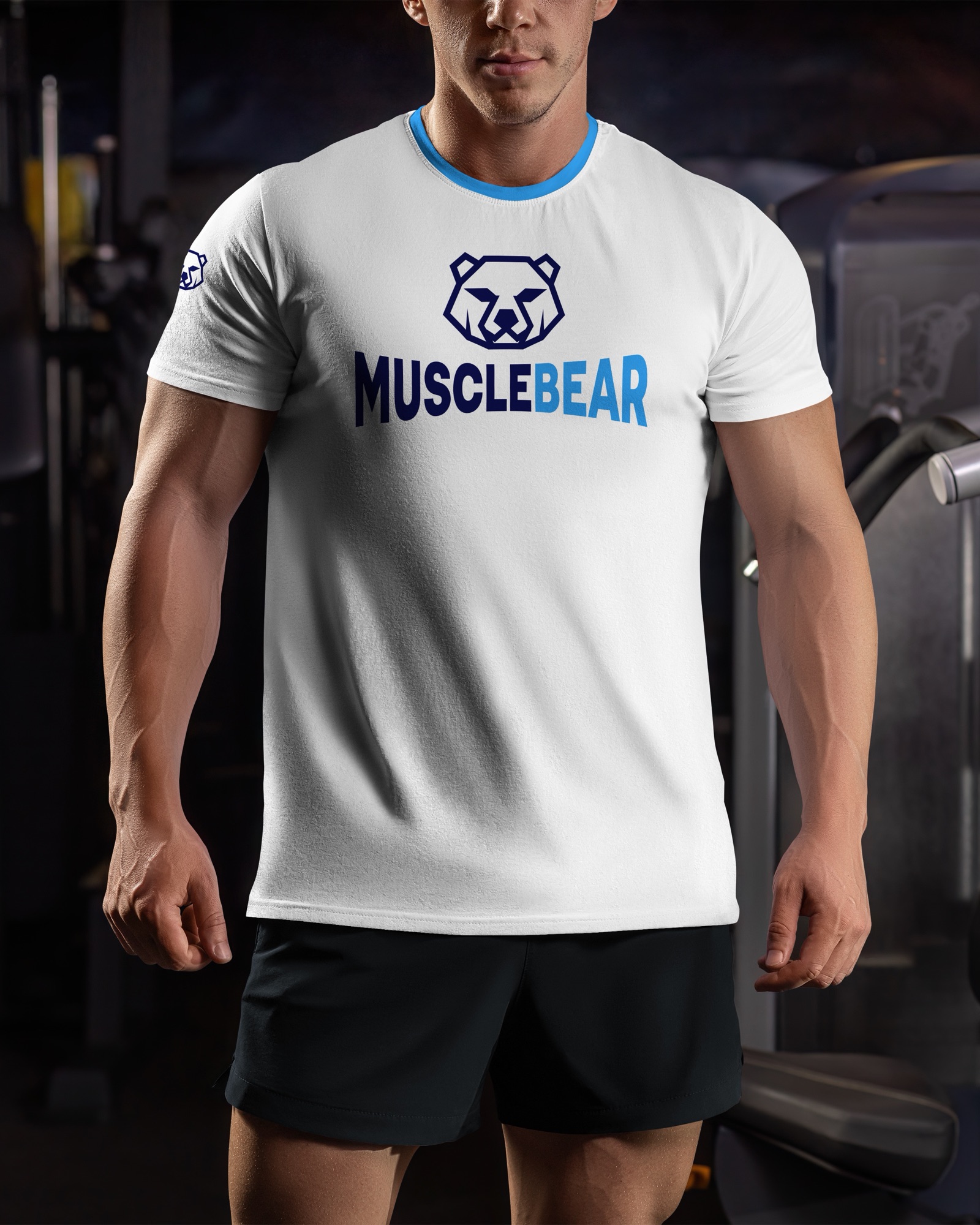 Een sporter in de gym met een wit T-shirt van MuscleBear