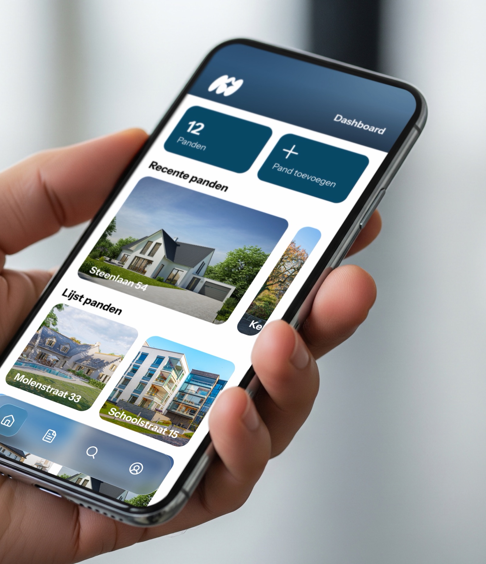 De mobiele app in een hand, met het dashboard en een overzicht van panden