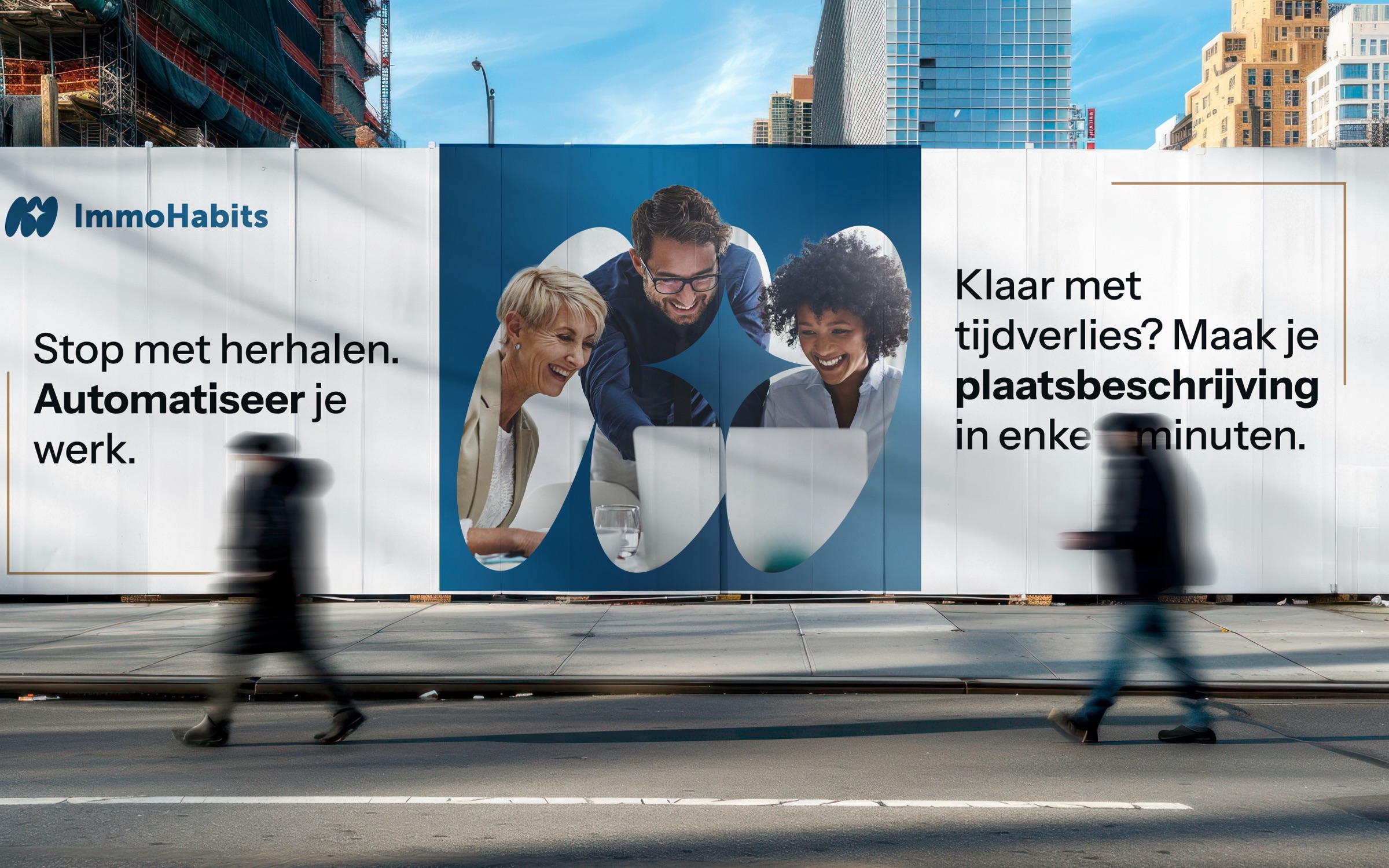 Een bouwwerfafsluiting met een grote campagne in de nieuwe huisstijl, met voorbijgangers