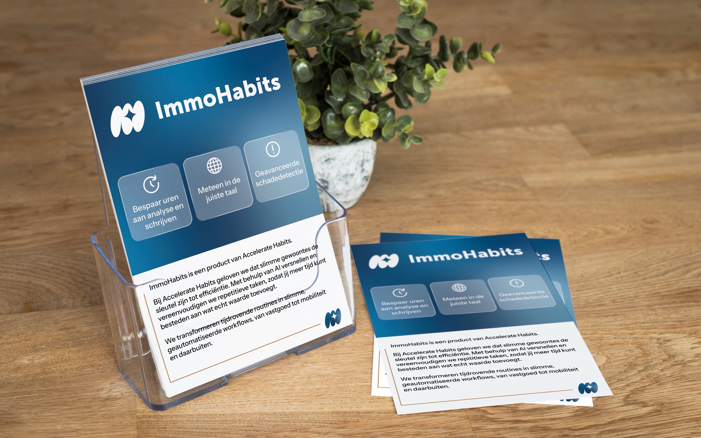 Flyers in de nieuwe huisstijl in een folderhouder op een houten tafel