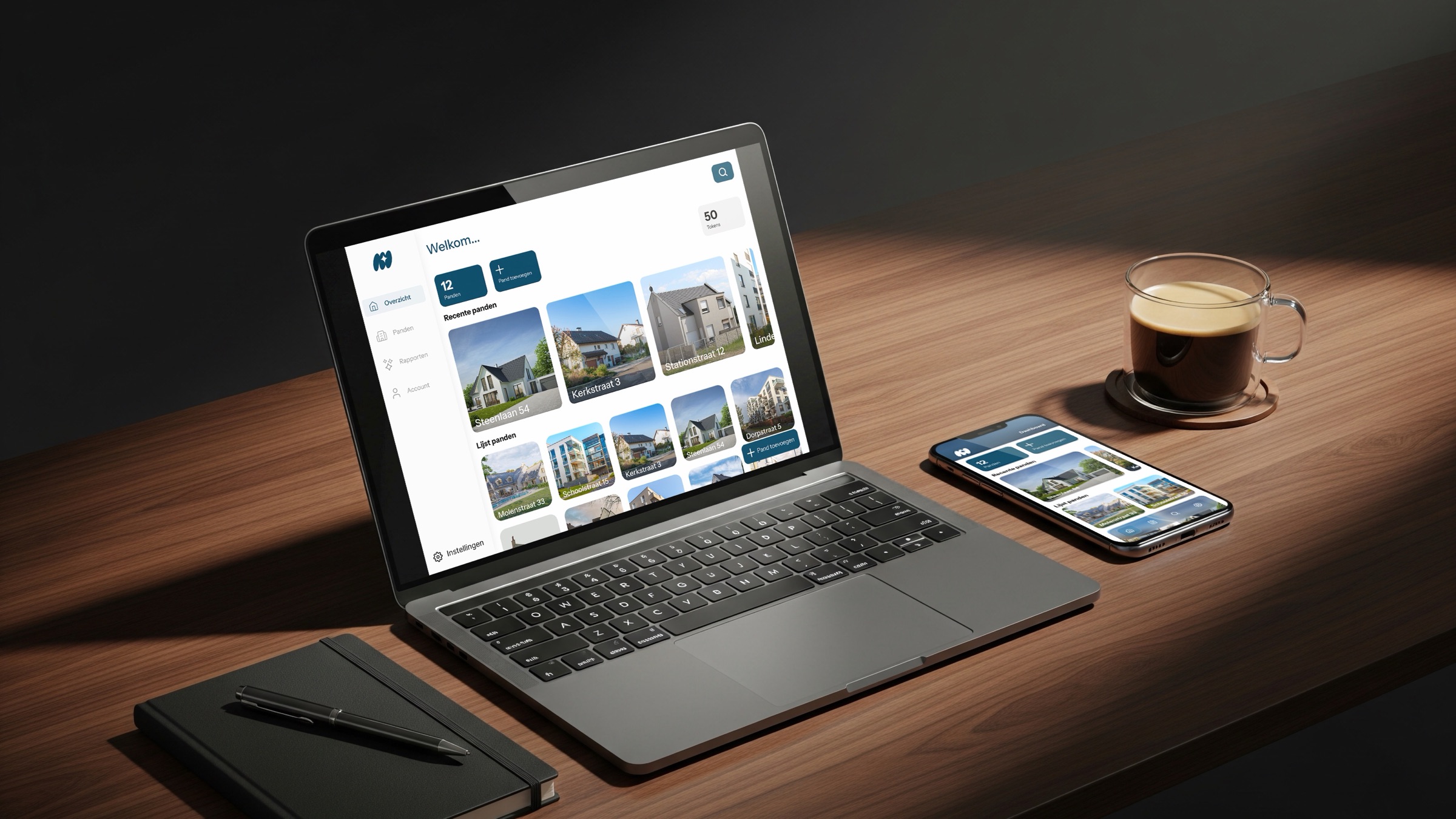 Het dashboard van de vastgoedapp op een laptop, met de mobiele app op een telefoon ernaast