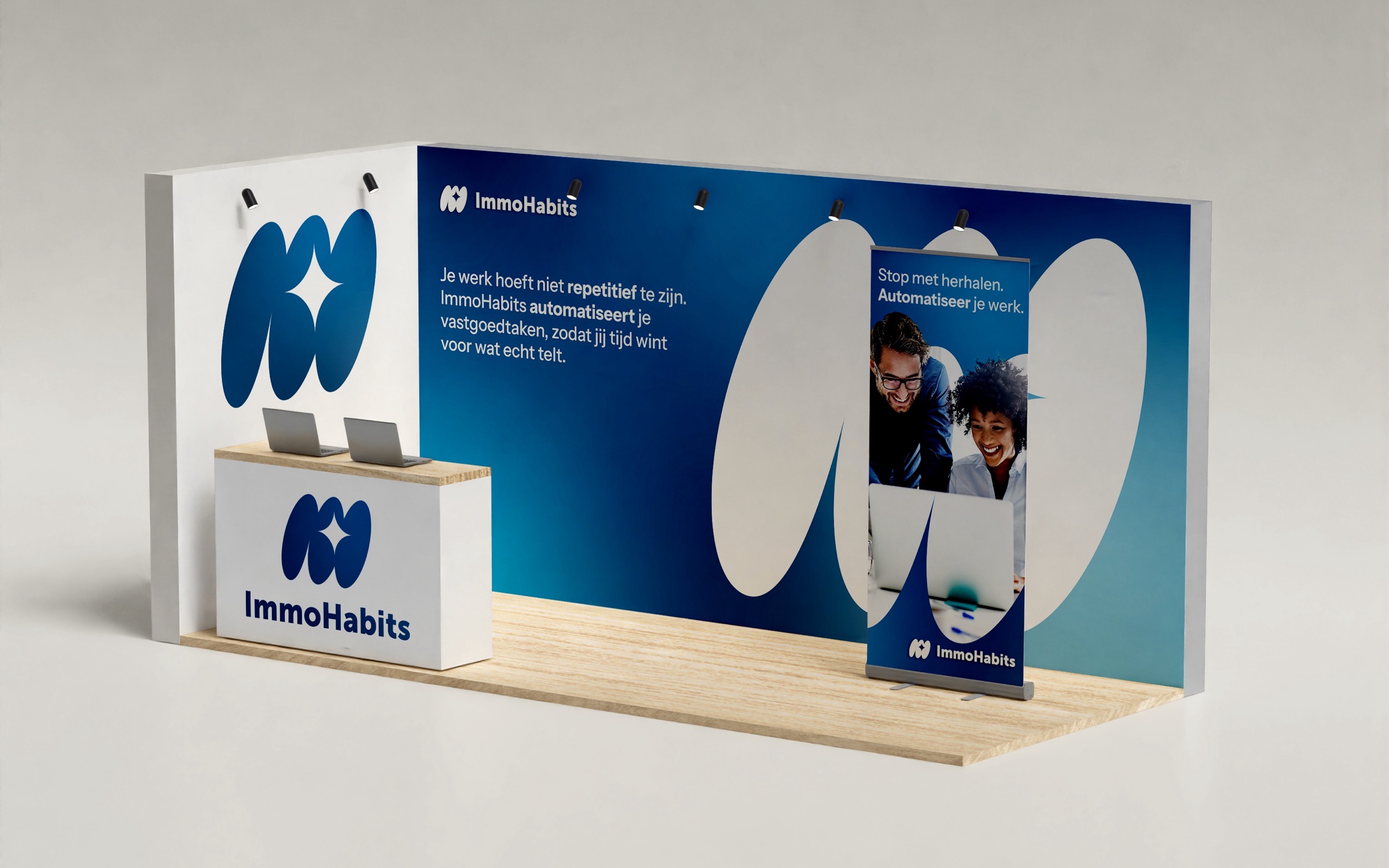 Een beursstand in de nieuwe huisstijl, met balie en roll-upbanner